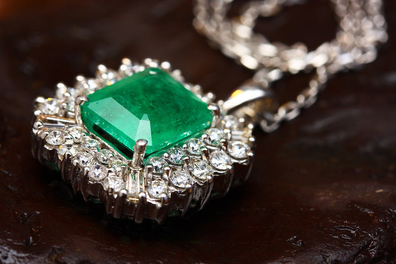 Raw Emerald Necklaces: Nature's Unpolished Masterpieces