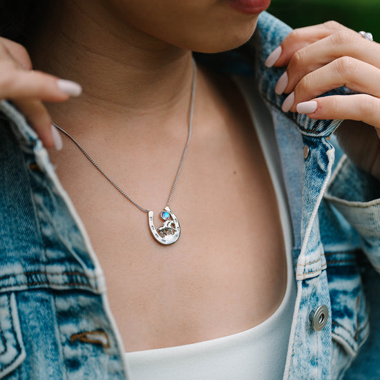  A timeless horseshoe pendant that blends classic symbolism with contemporary minimalism; designed to be worn solo or layered for added personality, it brings understated elegance and everyday versatility to any wardrobe, with a refined finish and secure clasp for comfortable all-day wear, beautifully packaged to make a thoughtful, stylish gift.