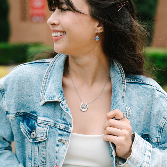  A timeless horseshoe pendant that blends classic symbolism with contemporary minimalism; designed to be worn solo or layered for added personality, it brings understated elegance and everyday versatility to any wardrobe, with a refined finish and secure clasp for comfortable all-day wear, beautifully packaged to make a thoughtful, stylish gift.
