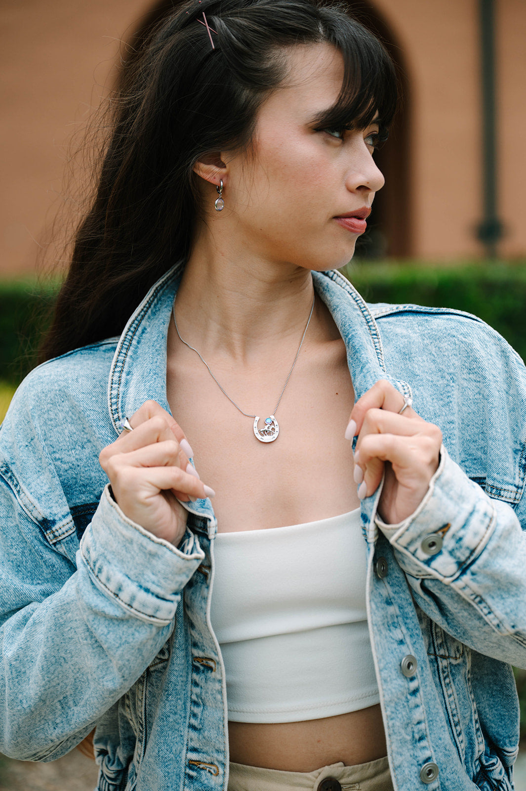  A timeless horseshoe pendant that blends classic symbolism with contemporary minimalism; designed to be worn solo or layered for added personality, it brings understated elegance and everyday versatility to any wardrobe, with a refined finish and secure clasp for comfortable all-day wear, beautifully packaged to make a thoughtful, stylish gift.