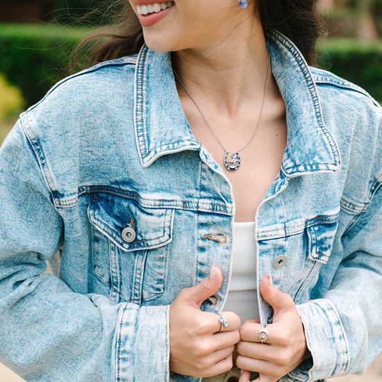  A timeless horseshoe pendant that blends classic symbolism with contemporary minimalism; designed to be worn solo or layered for added personality, it brings understated elegance and everyday versatility to any wardrobe, with a refined finish and secure clasp for comfortable all-day wear, beautifully packaged to make a thoughtful, stylish gift.