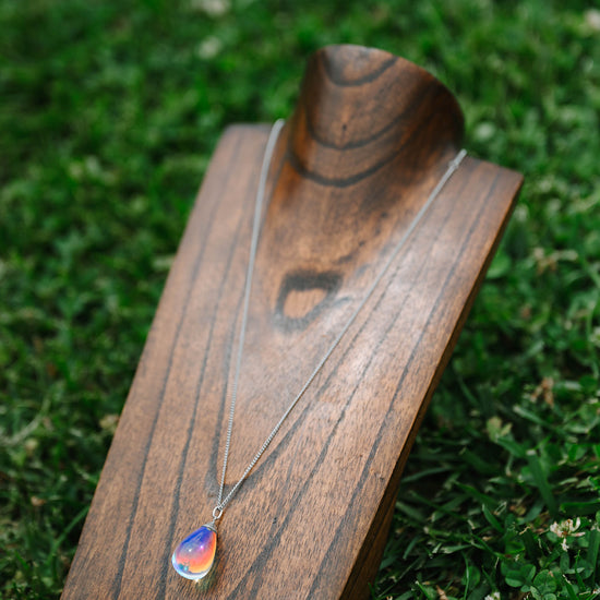 A refined drop pendant that captures the glow of a starlit evening with a luminous centerpiece suspended from a sleek silhouette; meticulously crafted for wearable elegance, it elevates both everyday wardrobes and special-occasion looks with subtle movement and polished presence, layering effortlessly or standing alone as a signature piece and an enduring gift for those who appreciate modern, understated glamour.