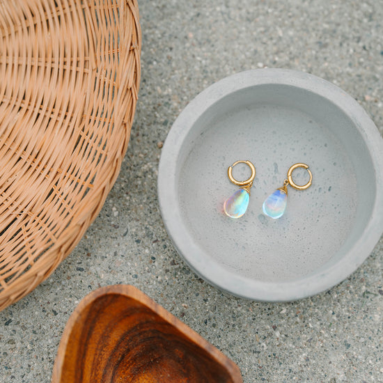 Light-catching. Color-shifting. Effortlessly elegant.
These Aurora Crystal Teardrop Earrings are designed to glow from within, showcasing our signature prismatic crystal finish that shifts from deep violets to vibrant rainbows with every movement.