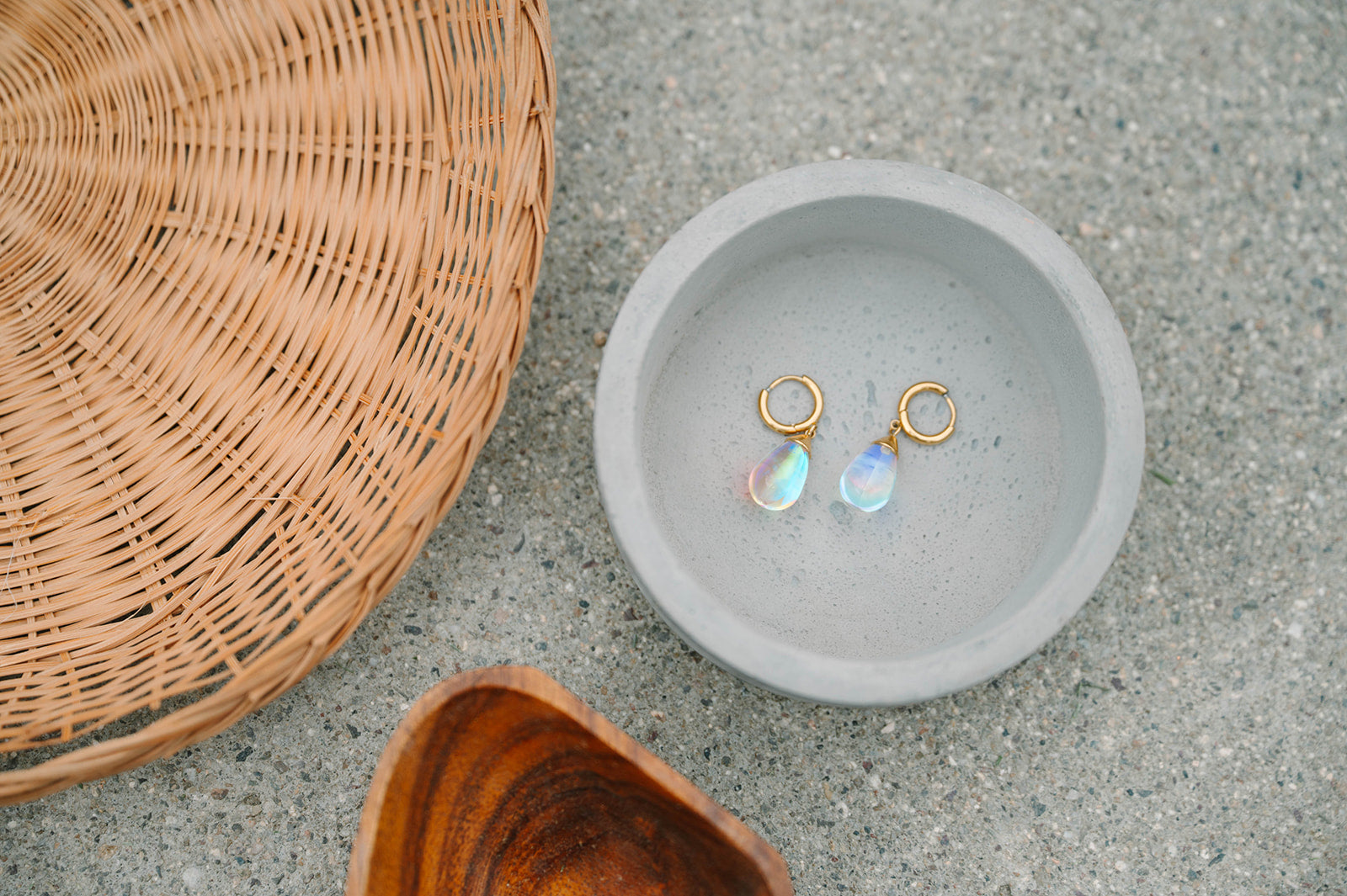 Light-catching. Color-shifting. Effortlessly elegant.
These Aurora Crystal Teardrop Earrings are designed to glow from within, showcasing our signature prismatic crystal finish that shifts from deep violets to vibrant rainbows with every movement.