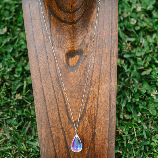 A refined drop pendant that captures the glow of a starlit evening with a luminous centerpiece suspended from a sleek silhouette; meticulously crafted for wearable elegance, it elevates both everyday wardrobes and special-occasion looks with subtle movement and polished presence, layering effortlessly or standing alone as a signature piece and an enduring gift for those who appreciate modern, understated glamour.