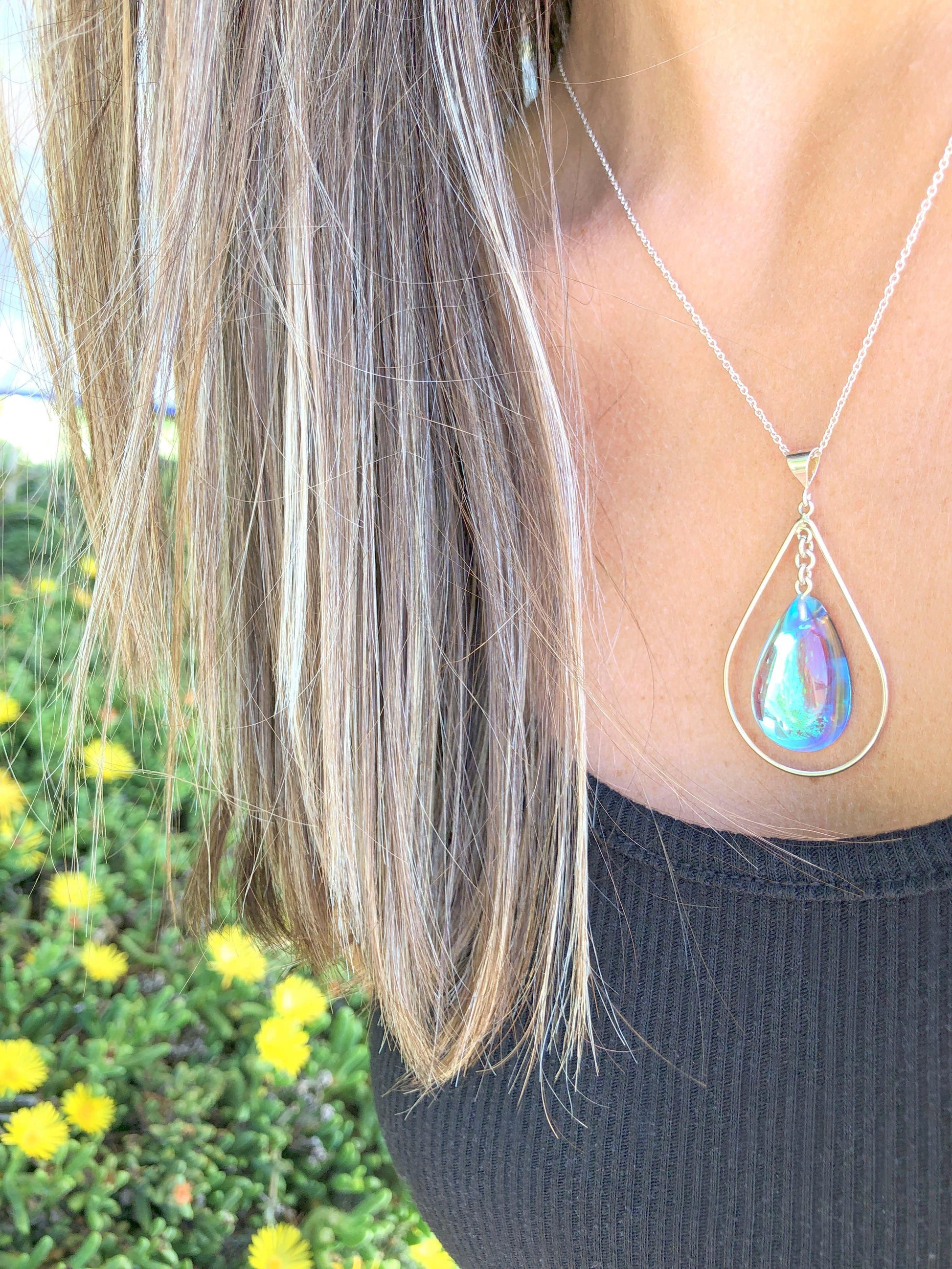 Drop with Loop Pendant is a classic design that elegantly radiates with polished blue pendant. It comes with an 18" .7mm sterling silver box chain, ensuring a complete and polished look.