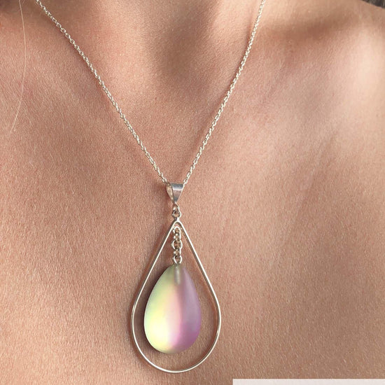 Drop with Loop Pendant is a classic design that elegantly radiates with frosted pink pendant. It comes with an 18" .7mm sterling silver box chain, ensuring a complete and polished look.