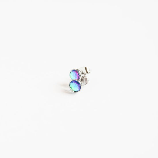Halo Crystal Studs are perfect for adding a touch of sparkle to any outfit! These stunning earrings feature a dazzling crystal at the center, surrounded by a halo of smaller crystals that enhance its brilliance