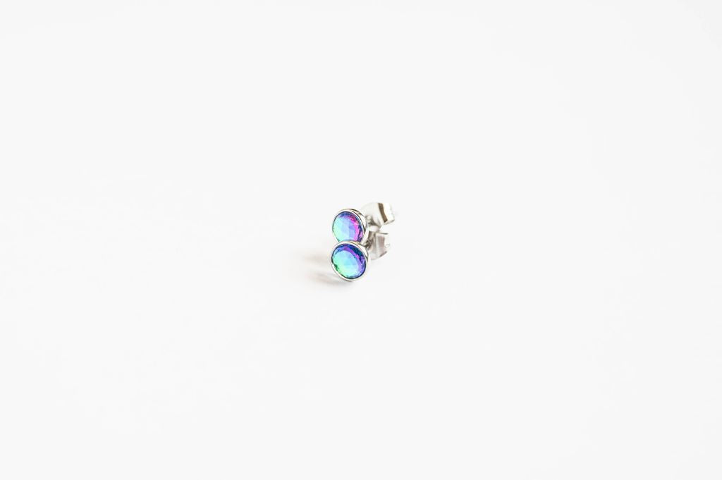 Halo Crystal Studs are perfect for adding a touch of sparkle to any outfit! These stunning earrings feature a dazzling crystal at the center, surrounded by a halo of smaller crystals that enhance its brilliance