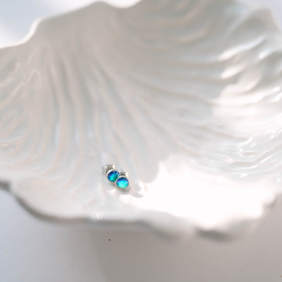 Halo Crystal Studs are perfect for adding a touch of sparkle to any outfit! These stunning earrings feature a dazzling crystal at the center, surrounded by a halo of smaller crystals that enhance its brilliance.