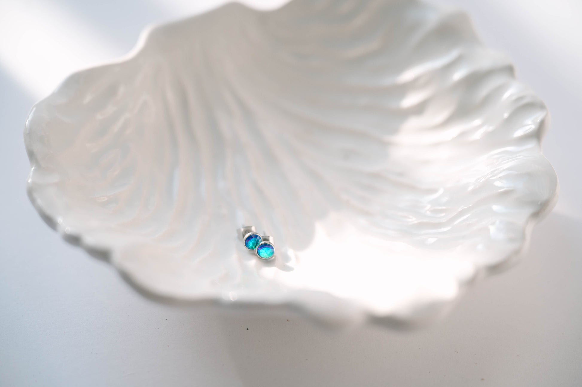 Halo Crystal Studs are perfect for adding a touch of sparkle to any outfit! These stunning earrings feature a dazzling crystal at the center, surrounded by a halo of smaller crystals that enhance its brilliance.