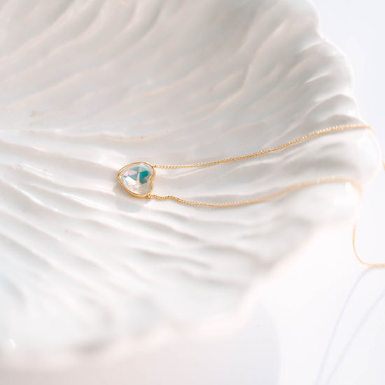 a stunning piece of jewelry designed to dazzle and captivate! This exquisite pendant features an intricate design with a radiant crystal centerpiece, making it more than just an accessory; it’s a beautiful statement of love and elegance.