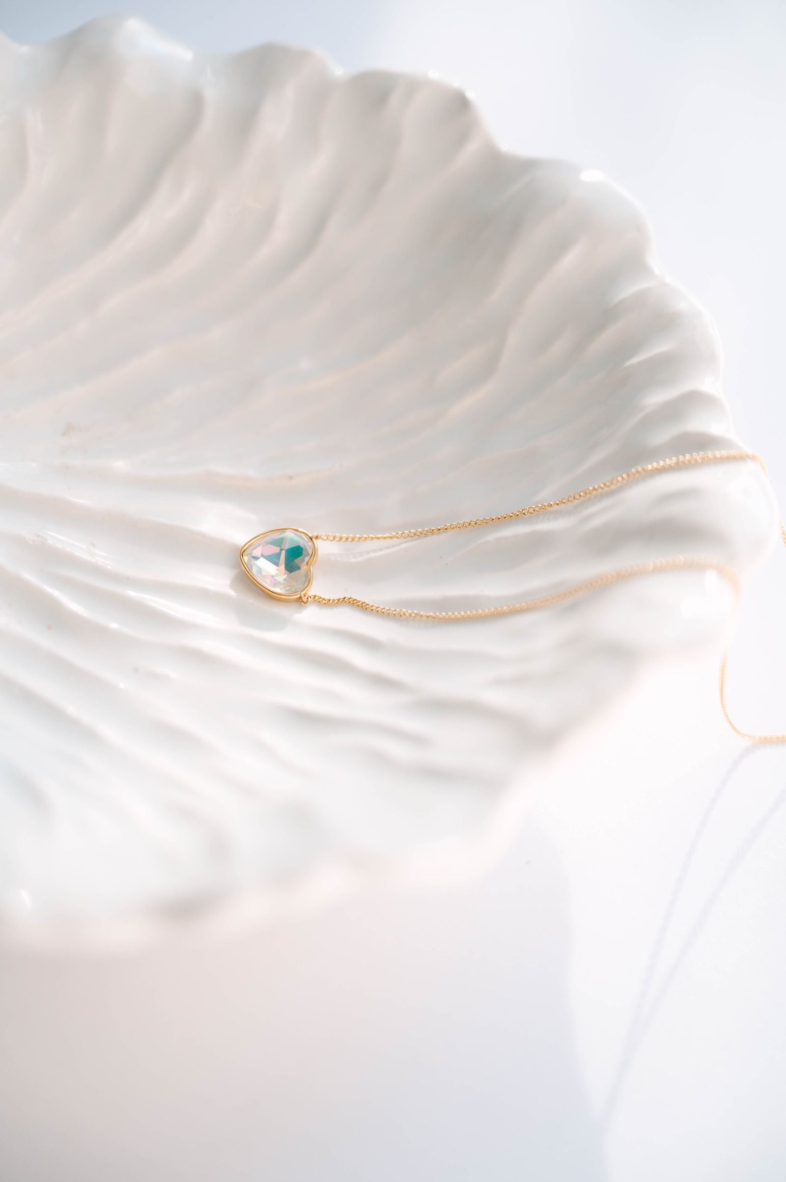 a stunning piece of jewelry designed to dazzle and captivate! This exquisite pendant features an intricate design with a radiant crystal centerpiece, making it more than just an accessory; it’s a beautiful statement of love and elegance.