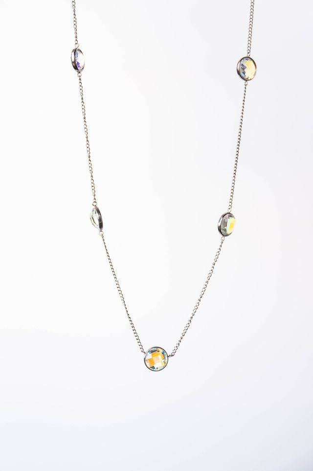 This versatile necklace features 9mm multi-colored stones set in a reversible design, allowing you to showcase different aesthetics with a single piece. The adjustable 16"-18" length adapts to various necklines and layering preferences, making it an essential addition to any jewelry collection. 