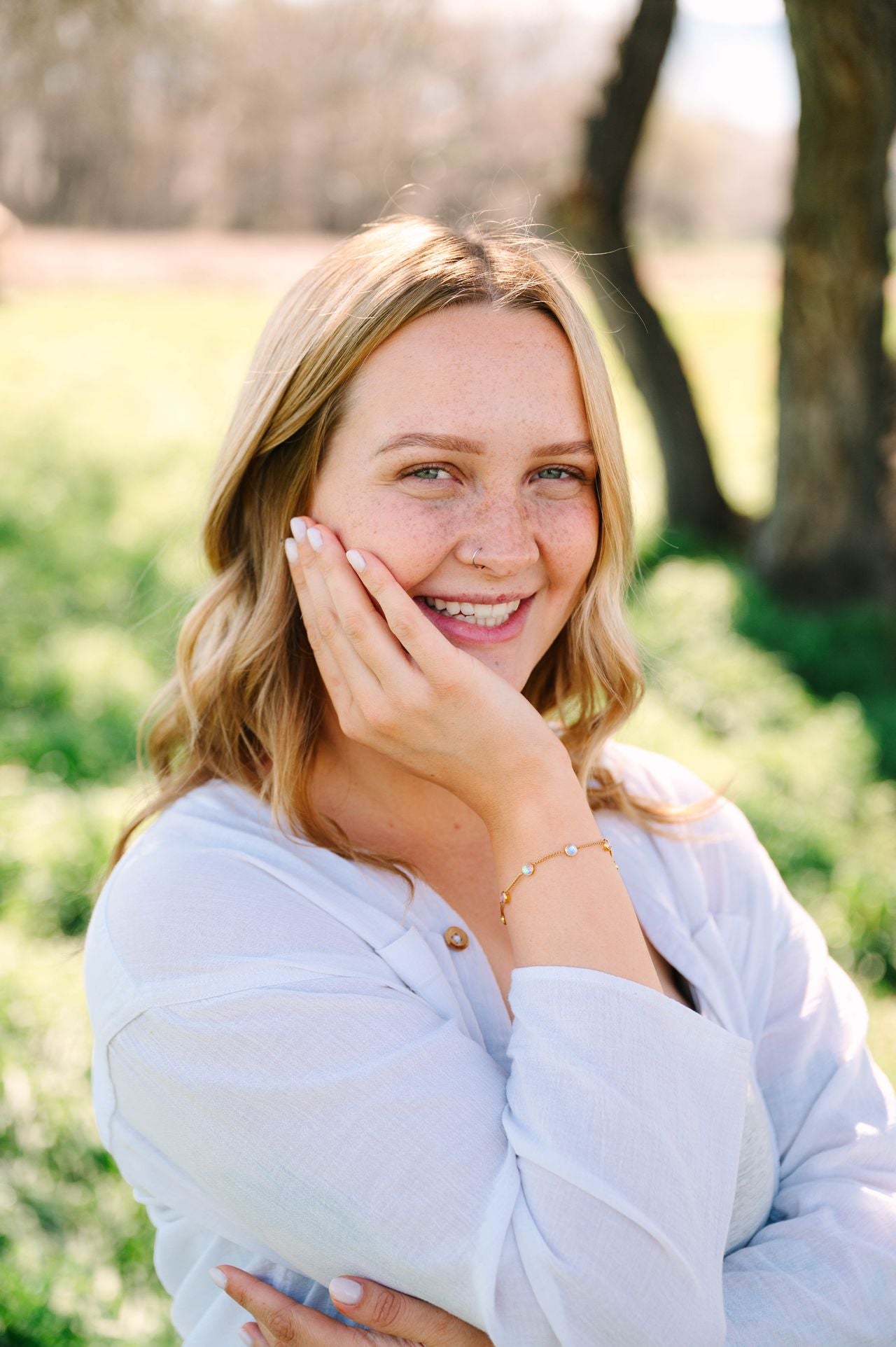 This versatile bracelet features six reversible 5mm stones set in 18k gold PVD-coated stainless steel, offering sophisticated styling flexibility with every wear. 